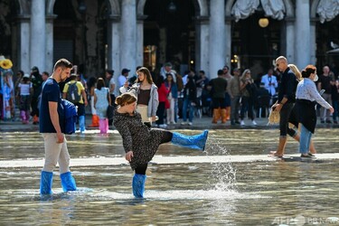 高潮でサンマルコ広場が冠水 ベネチア 写真24枚 国際ニュース：AFPBB News
