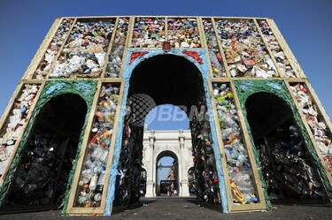 路上ゴミの凱旋門、なかなか立派でしょ？英ロンドン 写真2枚 国際