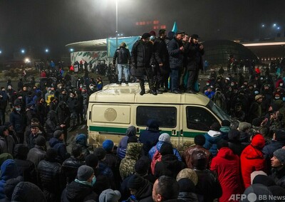 カザフスタン警察、デモ隊「数十人」殺害