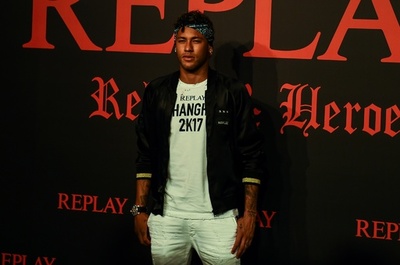 移籍騒動のネイマール、中国でレッドカーペットに登場