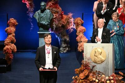 坂口志文氏、北川進氏にメダル授与 ノーベル賞授賞式