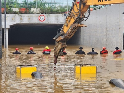韓国の大雨被害、死者33人に 地下道に車10台以上閉じ込め
