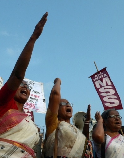 夫の釈放求めたインド女性、警察署内で集団レイプされる