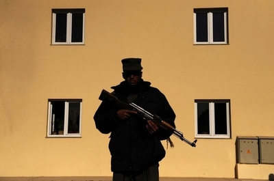 アフガニスタンの市場で自爆攻撃、20人死亡