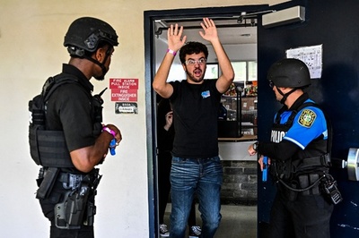 学校銃撃事件に備える 迫真の大規模演習 米フロリダ州