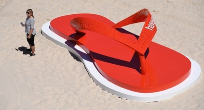 巨大なビーチサンダル出現！  豪シドニーで「海辺の彫刻展」