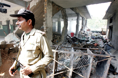 制圧後の｢赤いモスク｣から19人の焼死体、女性や子どもの可能性も