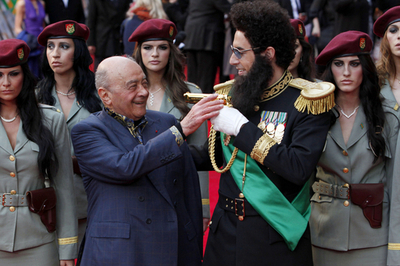 サシャ・バロン・コーエン、「独裁者」姿で主演作のプレミアに