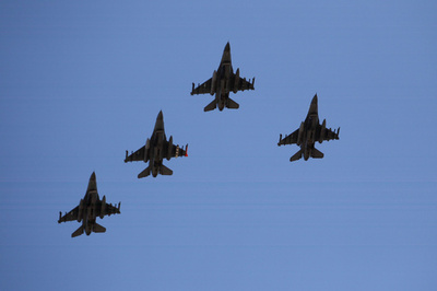 米アリゾナ州でF16戦闘機が墜落、大規模火災に