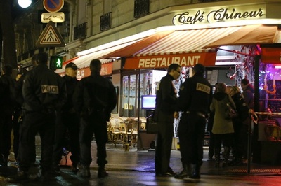 仏パリ市内のバーで男女撃たれ死亡