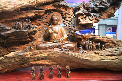 彫刻家10人がかりの樹根彫刻　お値段は…