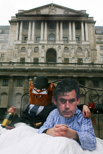 英国で反貧困デモ、首相が太った金融界とベッドイン？！