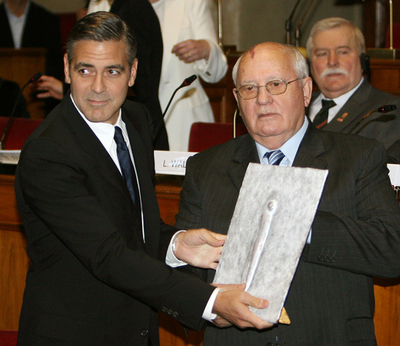 ジョージ・クルーニーら、ダルフールの紛争解決を目指した活動で平和サミット賞受賞