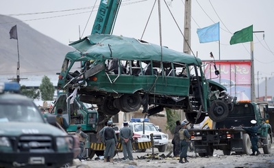 アフガンで警察バスに自爆攻撃、30人死亡 タリバンが犯行声明