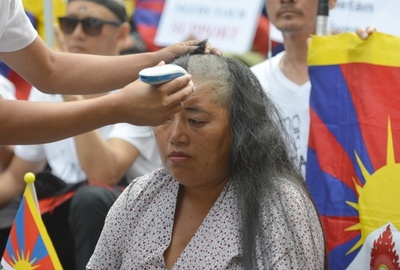 豪シドニー在住のチベット人、髪をそって焼身自殺者を追悼