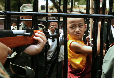 インドのチベット人、高僧パンチェン・ラマ生誕19年を祝う 中国に解放を要求