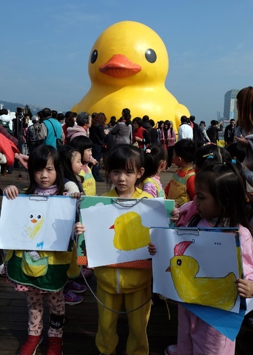 巨大アヒル、破裂から復活 台湾