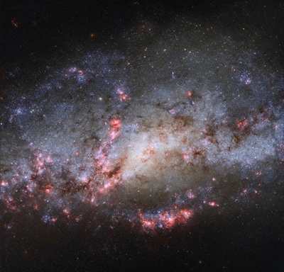 散らばりゆがんだ銀河「NGC 4490」、ハッブル宇宙望遠鏡が撮影 ESA