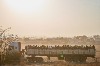 【今日の1枚】選挙集会にトラックで集結 ジンバブエ