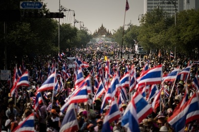 タイ首都で14万人デモ、首相は解散・総選挙を表明