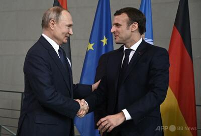 ロシア、マクロン氏の「プーチン氏は人食い鬼」発言に反発