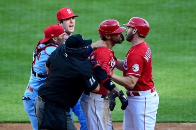 レッズ対カージナルス戦で乱闘、挑発した選手が退場処分に