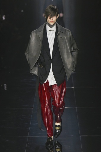 食卓からパリコレへ、ウナギ素材の紳士服 英ダンヒルが発表