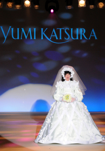 人型ロボットがウエディングドレスでキャットウォーク