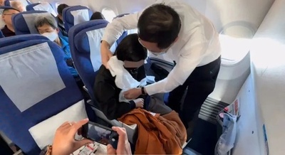 スキーでけがをした女性 帰りの機内で有名な外科医師と出会う