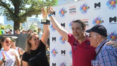 ブラのパラシュートでダイブ！豪「バードマン・ラリー」