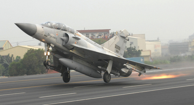 台湾空軍が高速道路で戦闘機の離陸訓練 - 台湾