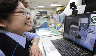 センサーで笑顔度チェック、羽田空港