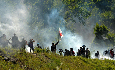 イタリア高速鉄道めぐりデモ隊と警官隊が衝突、200人負傷