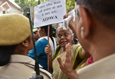 インドの女子大生集団レイプ、3人を逮捕 同じ加害者らが再び犯行か