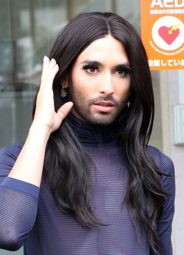 「ひげの女装歌手」コンチータさん来日、渋谷区長と非公開面会