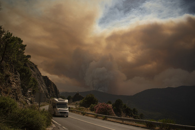 スペイン南部で山火事 2000人避難