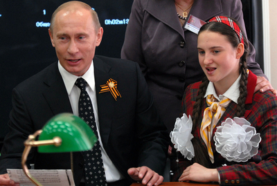 ロシアのプーチン首相、まさかの優しい歌声で女生徒に助け船