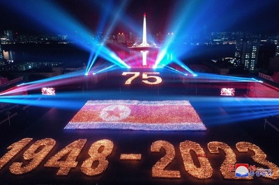 北朝鮮、建国75年で軍事パレード 中ロ首脳が祝電