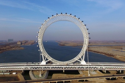 橋の上に大きな輪、スポークがない観覧車 中国