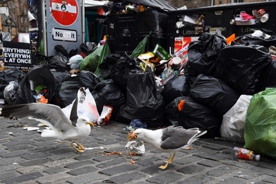 【今日の1枚】清掃職員ストライキ、街にあふれるごみの山 英スコットランド