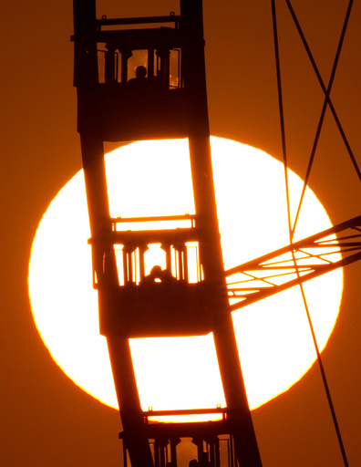 夕焼けに染まる移動遊園地