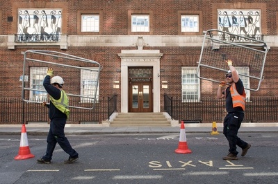 英王子夫妻の第2子誕生、カウントダウンへ