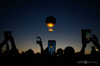 五輪の気球型聖火台、28年まで「毎夏パリで復活」 仏大統領