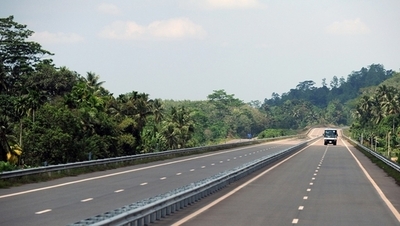 日本の支援で初の高速道路開通、スリランカ