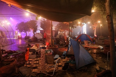 ハマス襲撃の音楽祭を再現、イスラエルで犠牲者追悼展