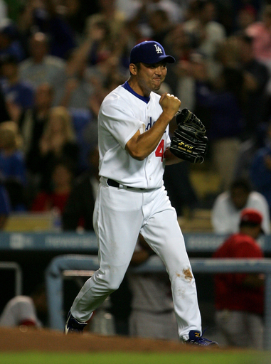 斉藤隆 今季19セーブ目を挙げる