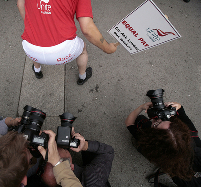 ロンドンのバス運転手ら、「お尻」で賃金格差に抗議