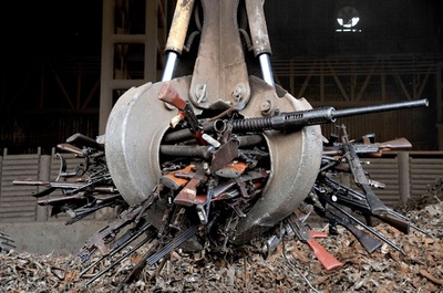 ゲリラから押収の銃器9500丁、建築資材として再利用へ