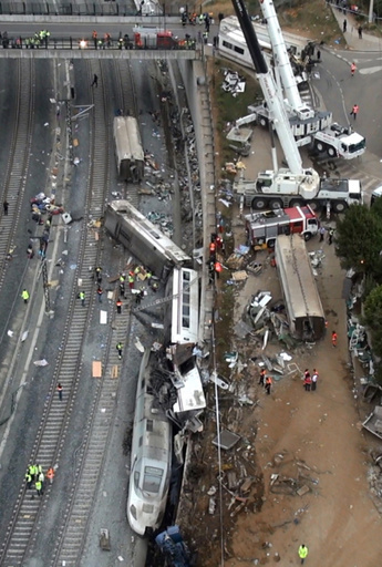 スペイン列車事故の運転士を拘束、供述は拒否