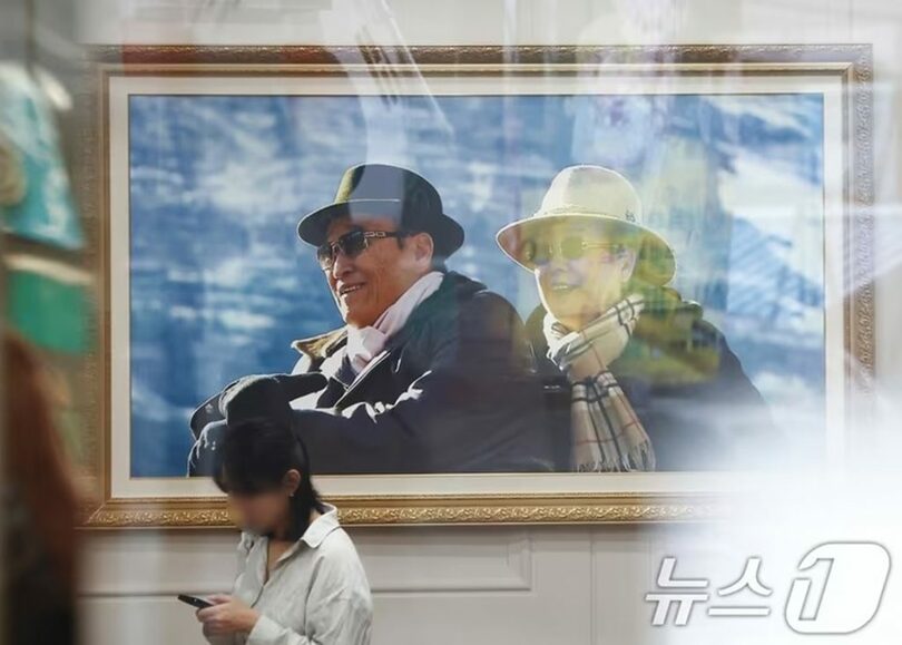 ソウル・龍山の教団本部ロビーに掲げられたハン・ハクチャ総裁とムン・ソンミョン（文鮮明）氏の写真(c)news1